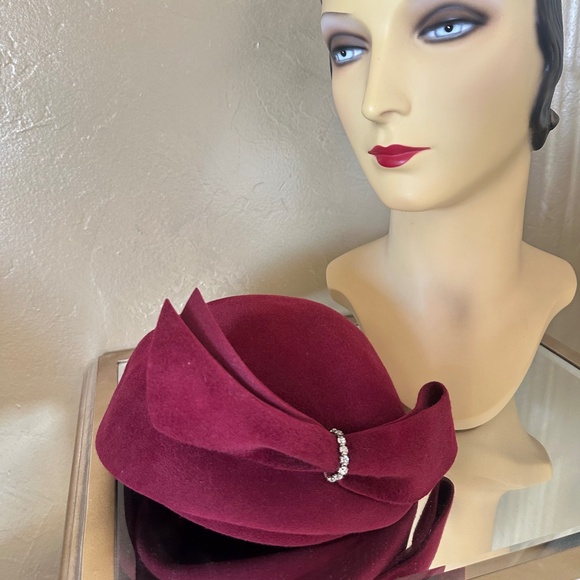 GRAND 1950s\' BURGUNDY FELT HAT WITH LARGE FELT BOW & RHINESTONE TRIM main image 5